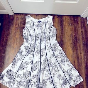 Fitted and Flared summer dress by MSK like new. M